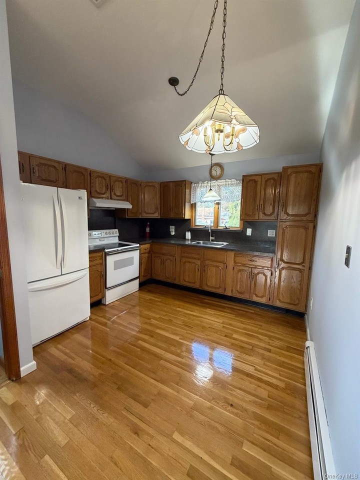 888 Custer St - Photo 2 of 9