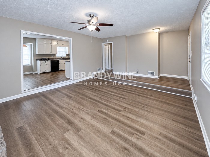 5042 Gracehill Rd - Photo 5 of 24