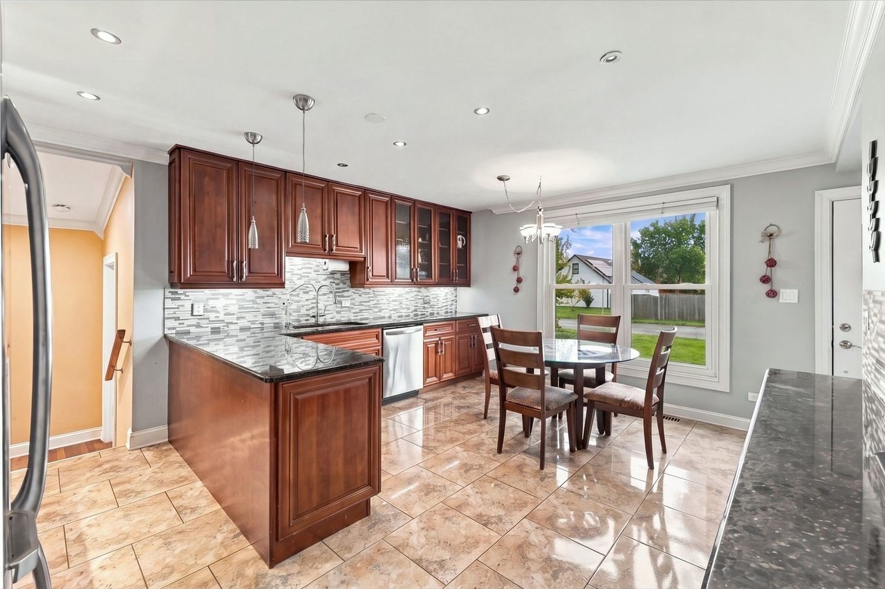 106 69th St - Photo 4 of 37
