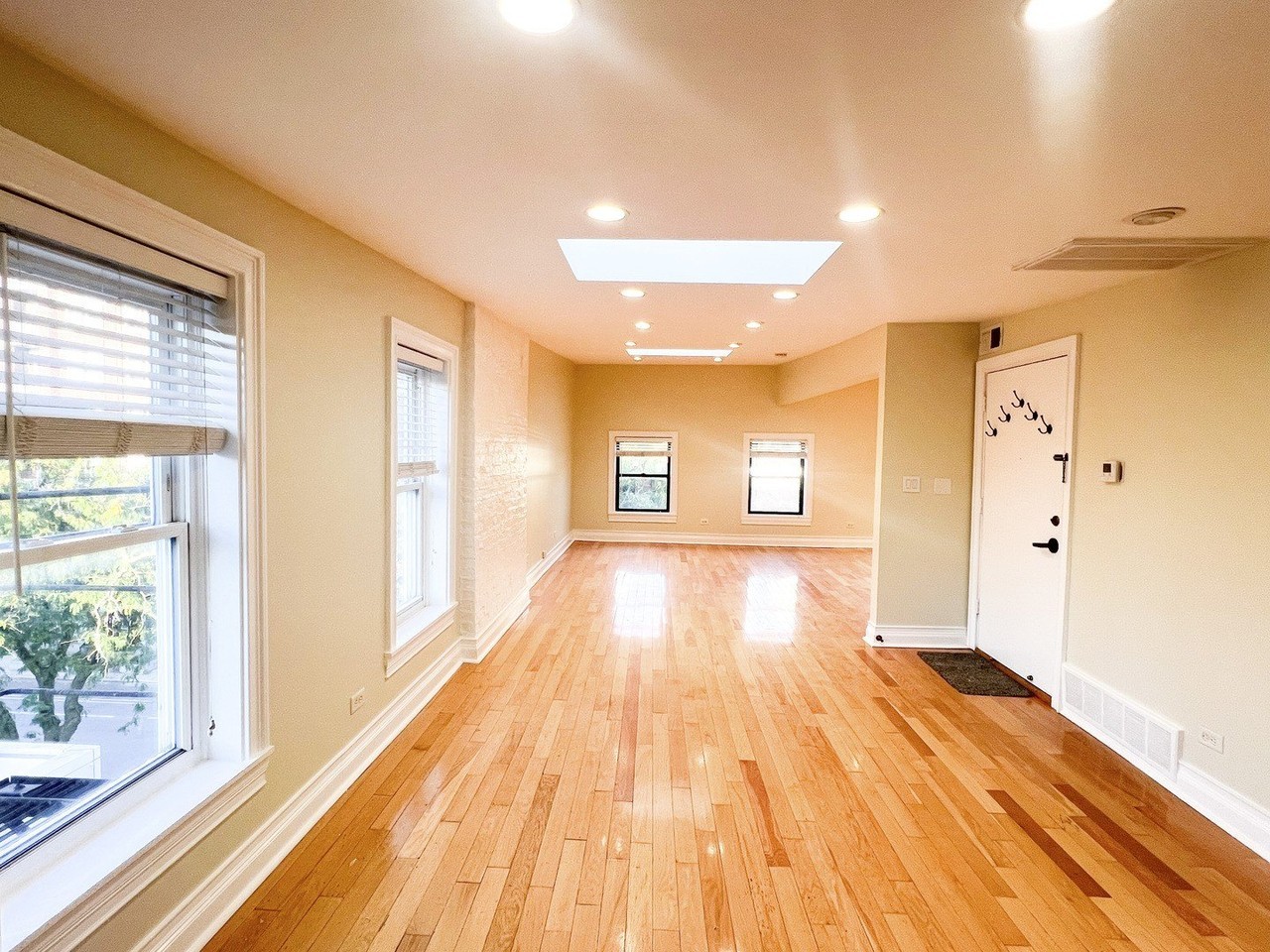 1504 N Wells St #4 - Photo 3 of 12