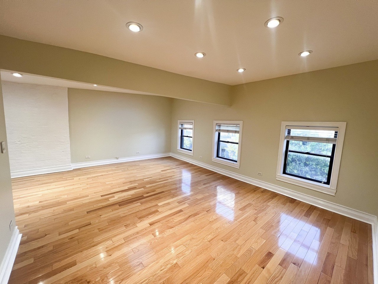 1504 N Wells St #4 - Photo 5 of 12