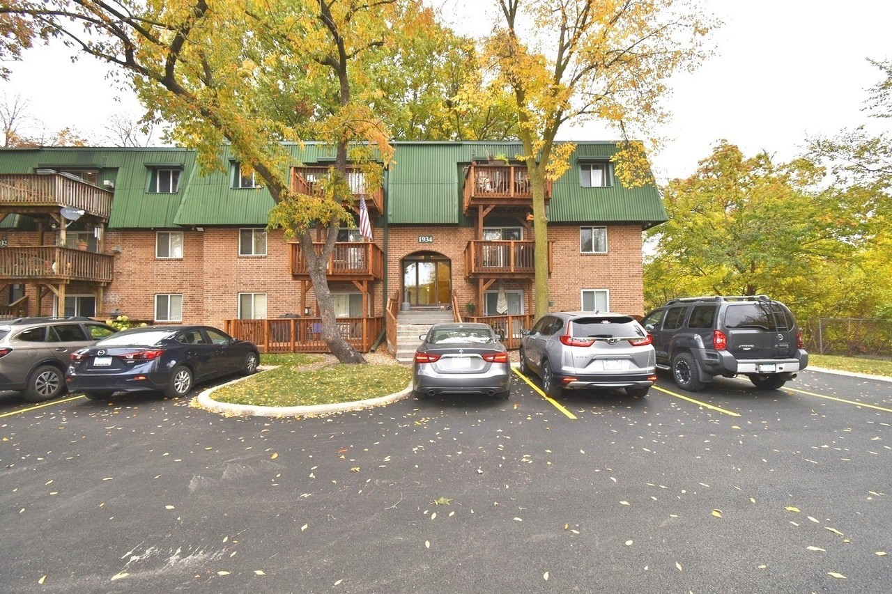 1934 Tall Oaks Dr #3B - Photo 2 of 9