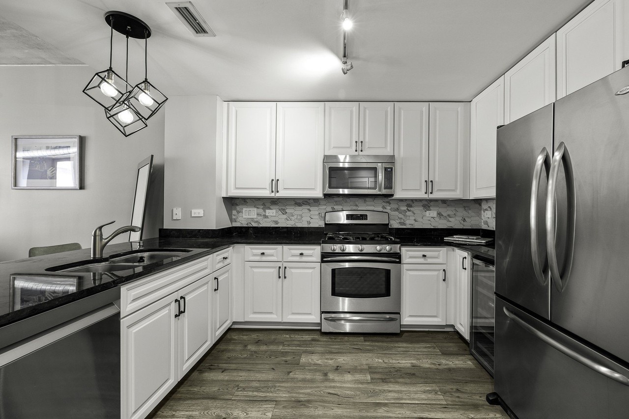 845 N Kingsbury St #412 - Photo 3 of 23
