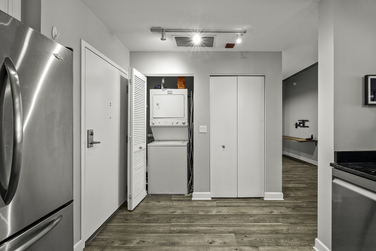 845 N Kingsbury St #412 - Photo 4 of 23