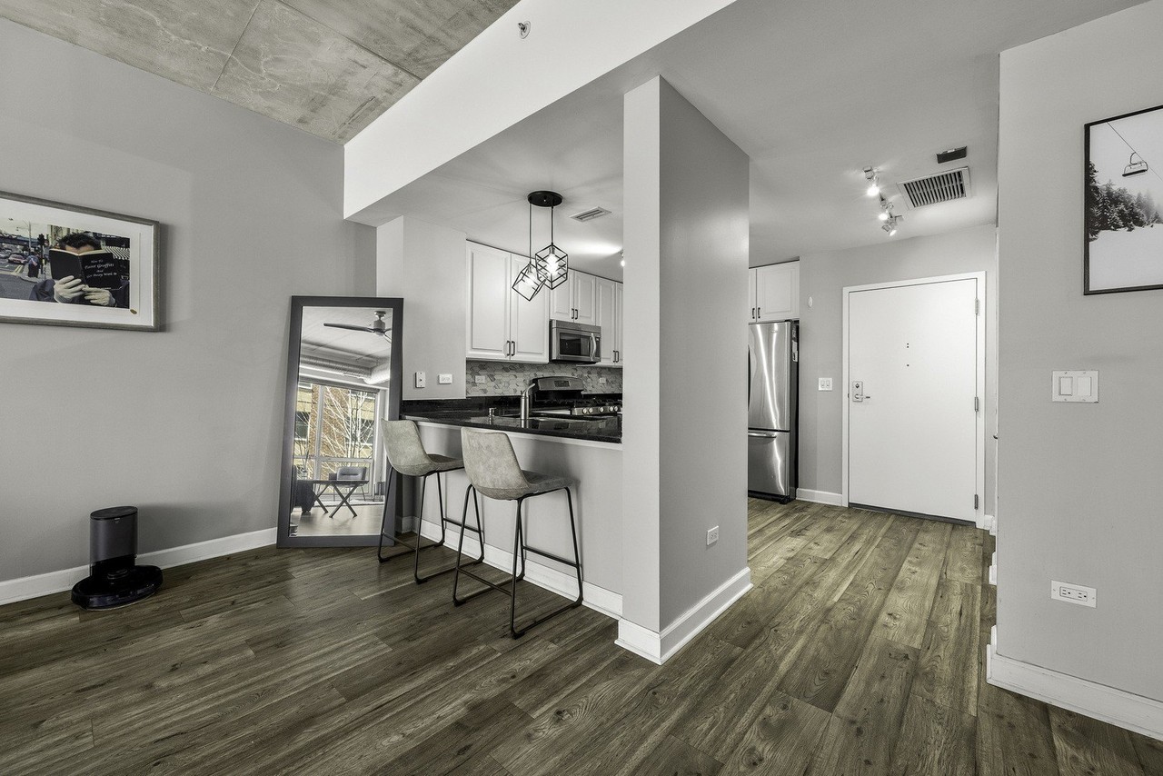 845 N Kingsbury St #412 - Photo 5 of 23