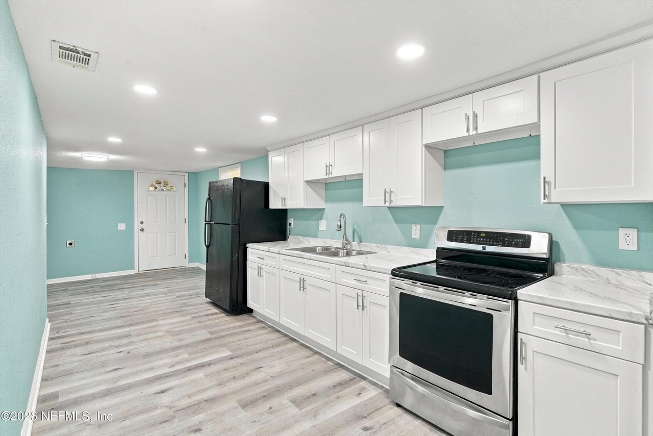 1419 W 24th St - Photo 2 of 50