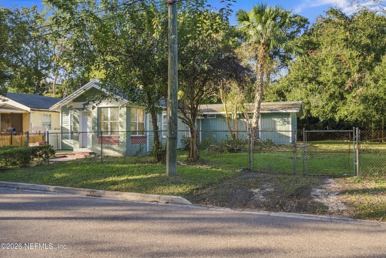 1419 W 24th St - Photo 5 of 50