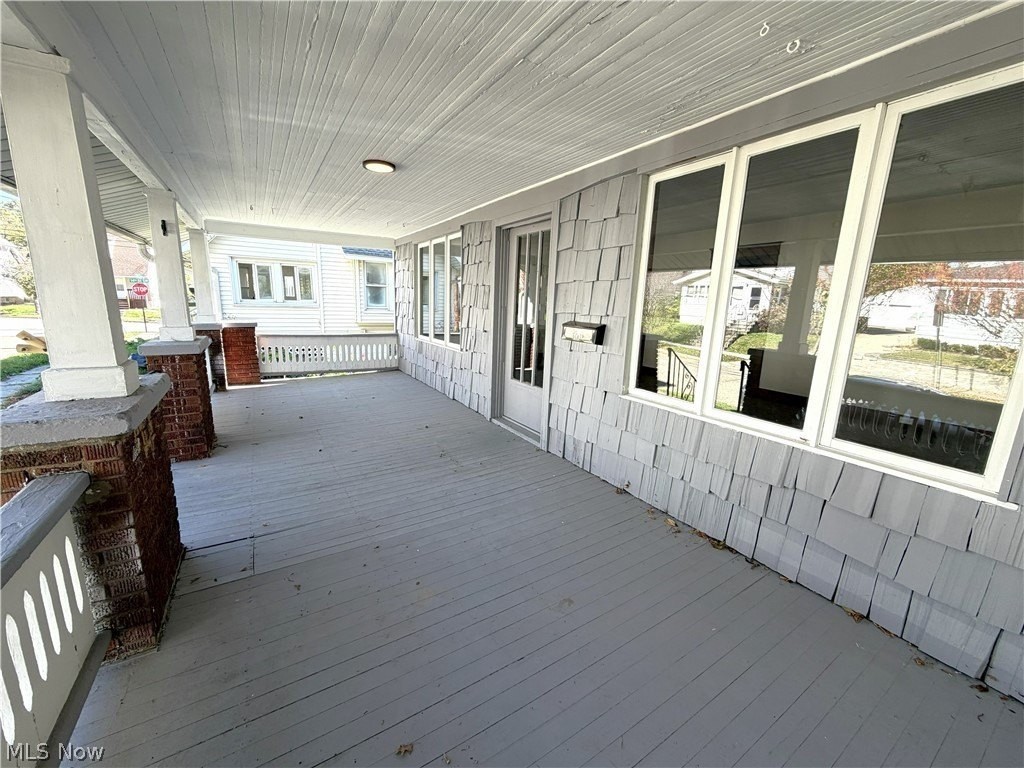 882 Redfern Ave - Photo 4 of 27