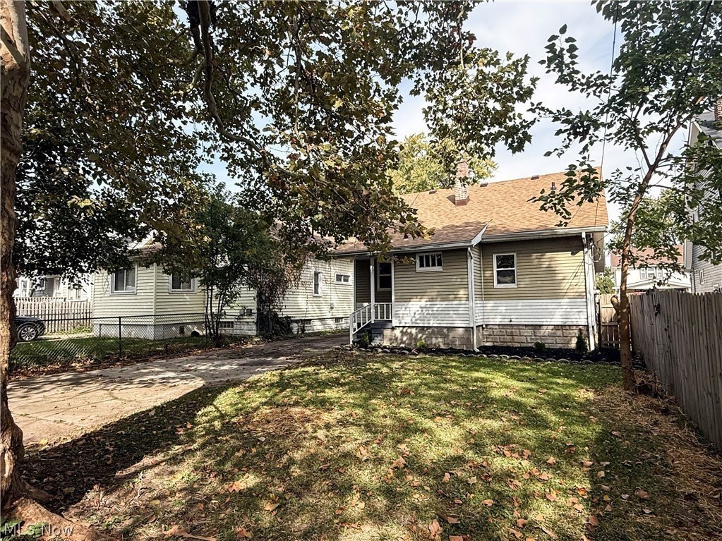 9812 Robinson Ave - Photo 4 of 33