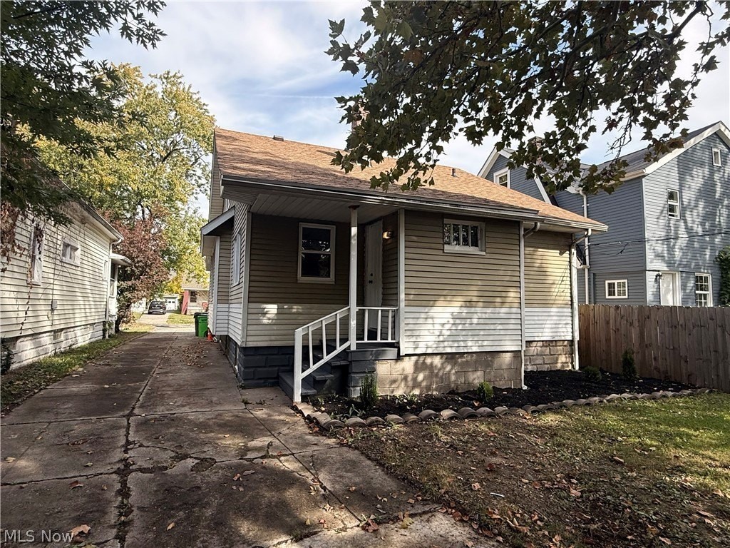 9812 Robinson Ave - Photo 5 of 33