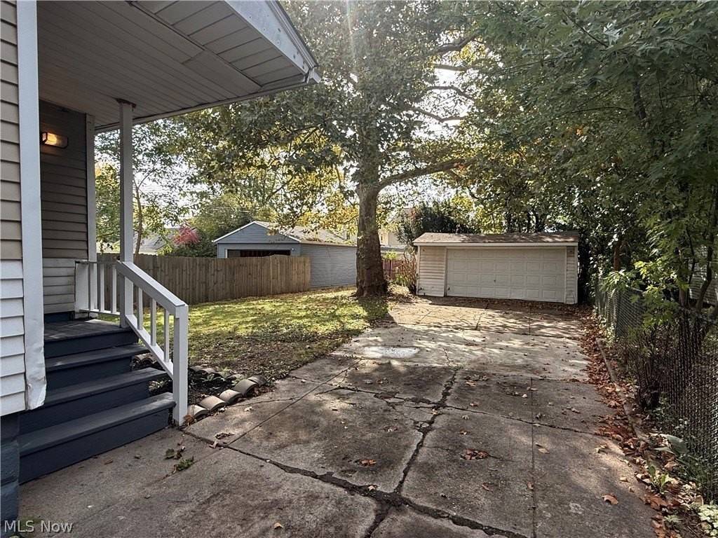 9812 Robinson Ave - Photo 6 of 33