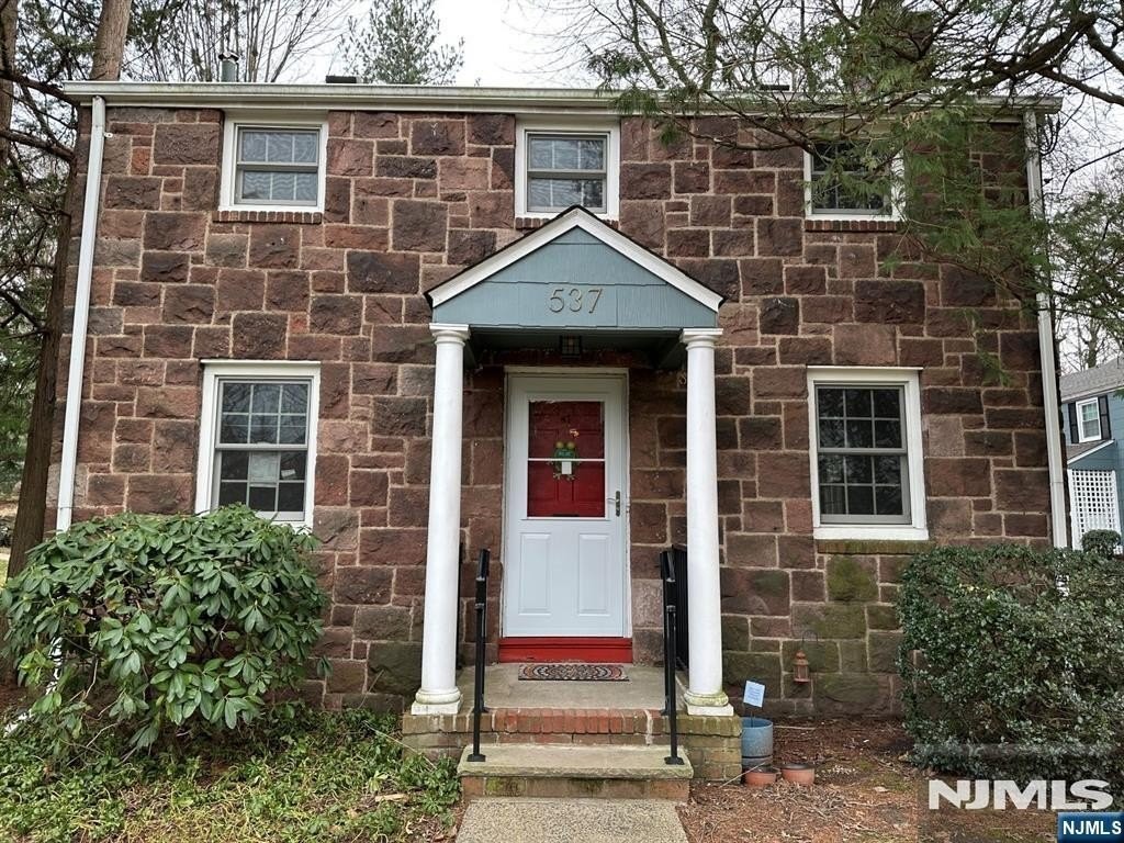 537 Grand Ave #M1