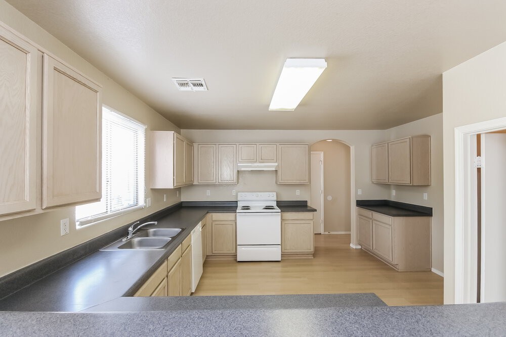 2832 S 65th Ave - Photo 5 of 12