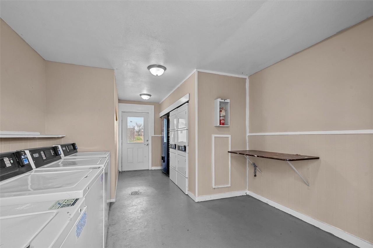 304 Kings Way Dr #D - Photo 5 of 9