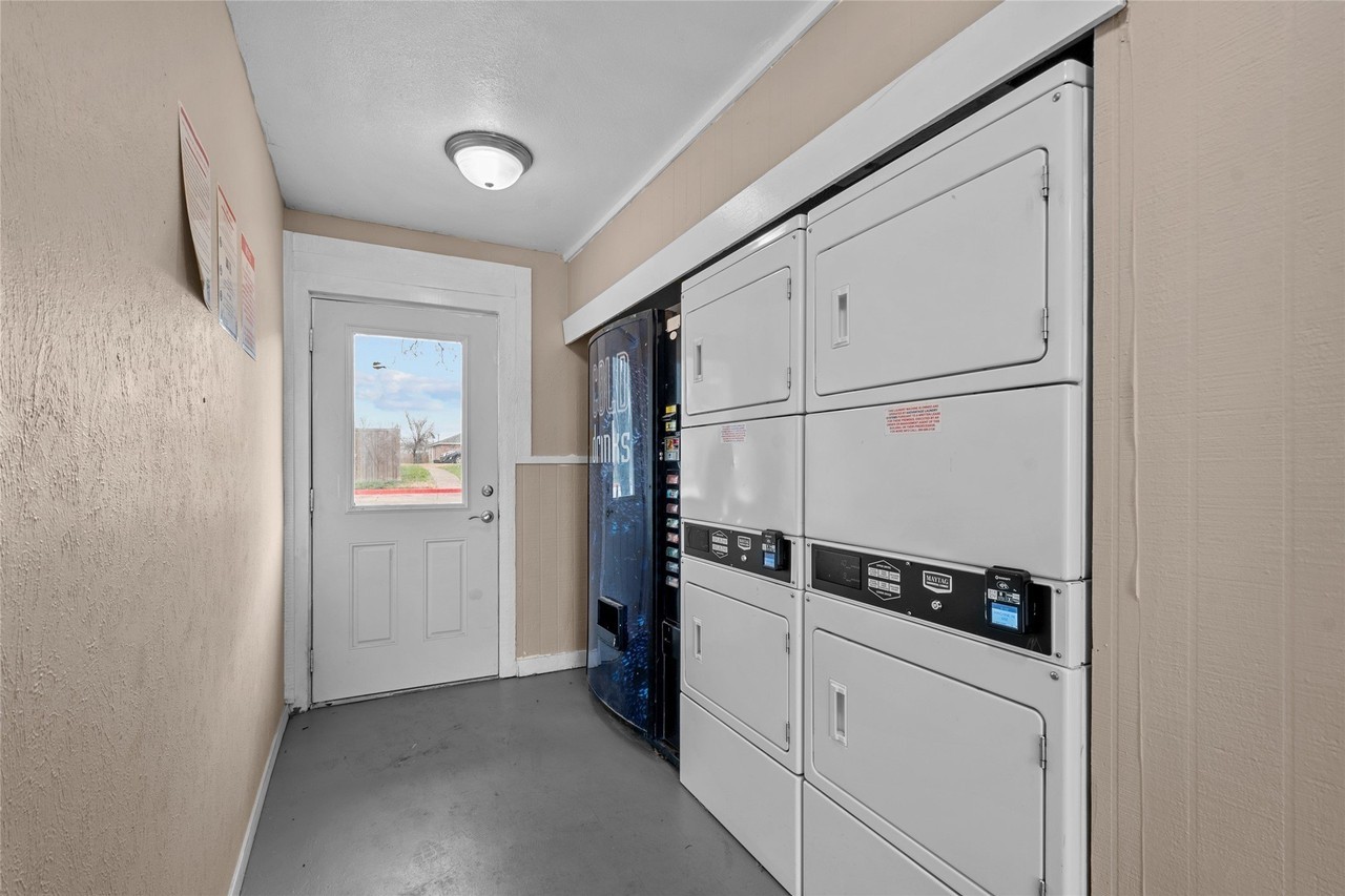 304 Kings Way Dr #D - Photo 6 of 9