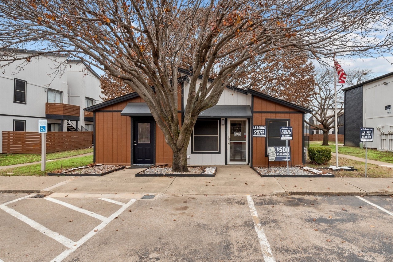 304 Kings Way Dr #D - Photo 7 of 9