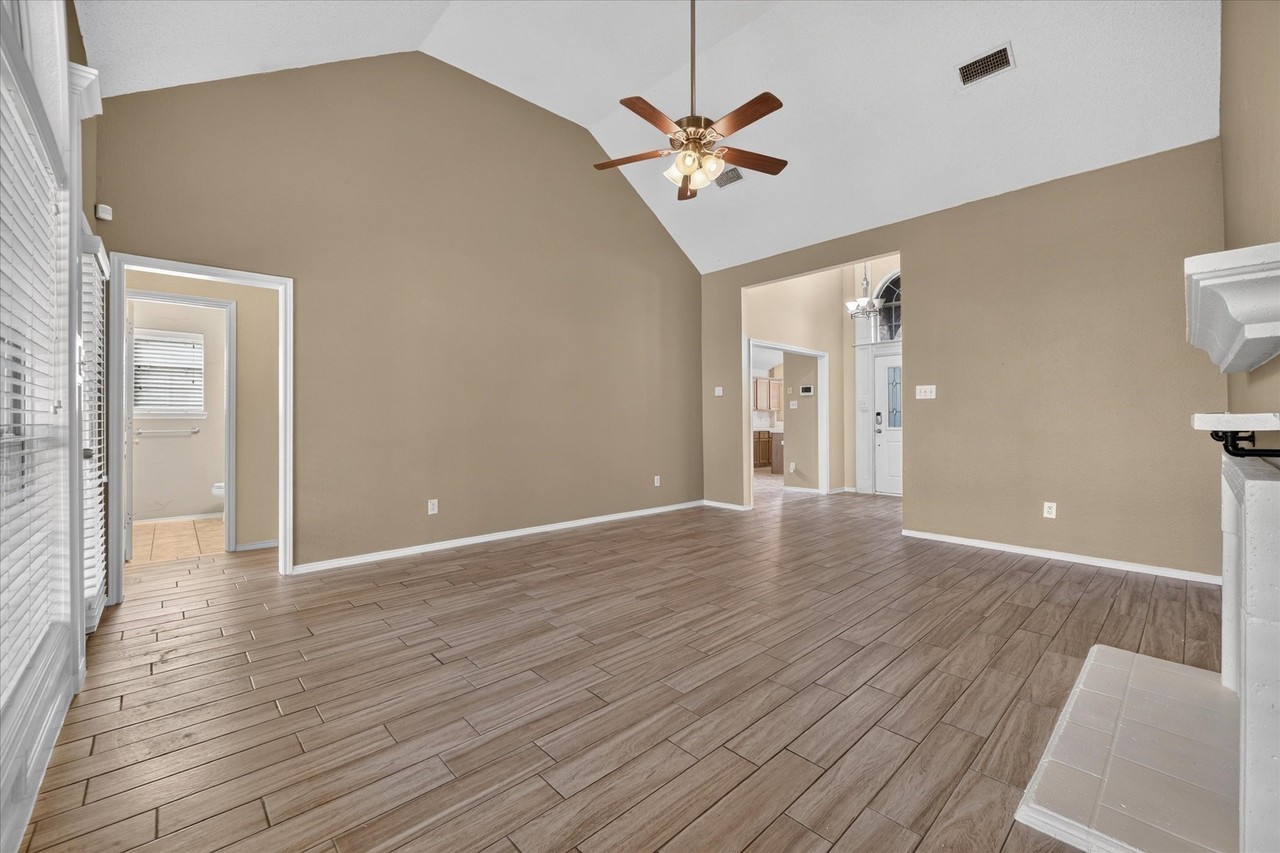 4520 Angelina Way - Photo 7 of 33