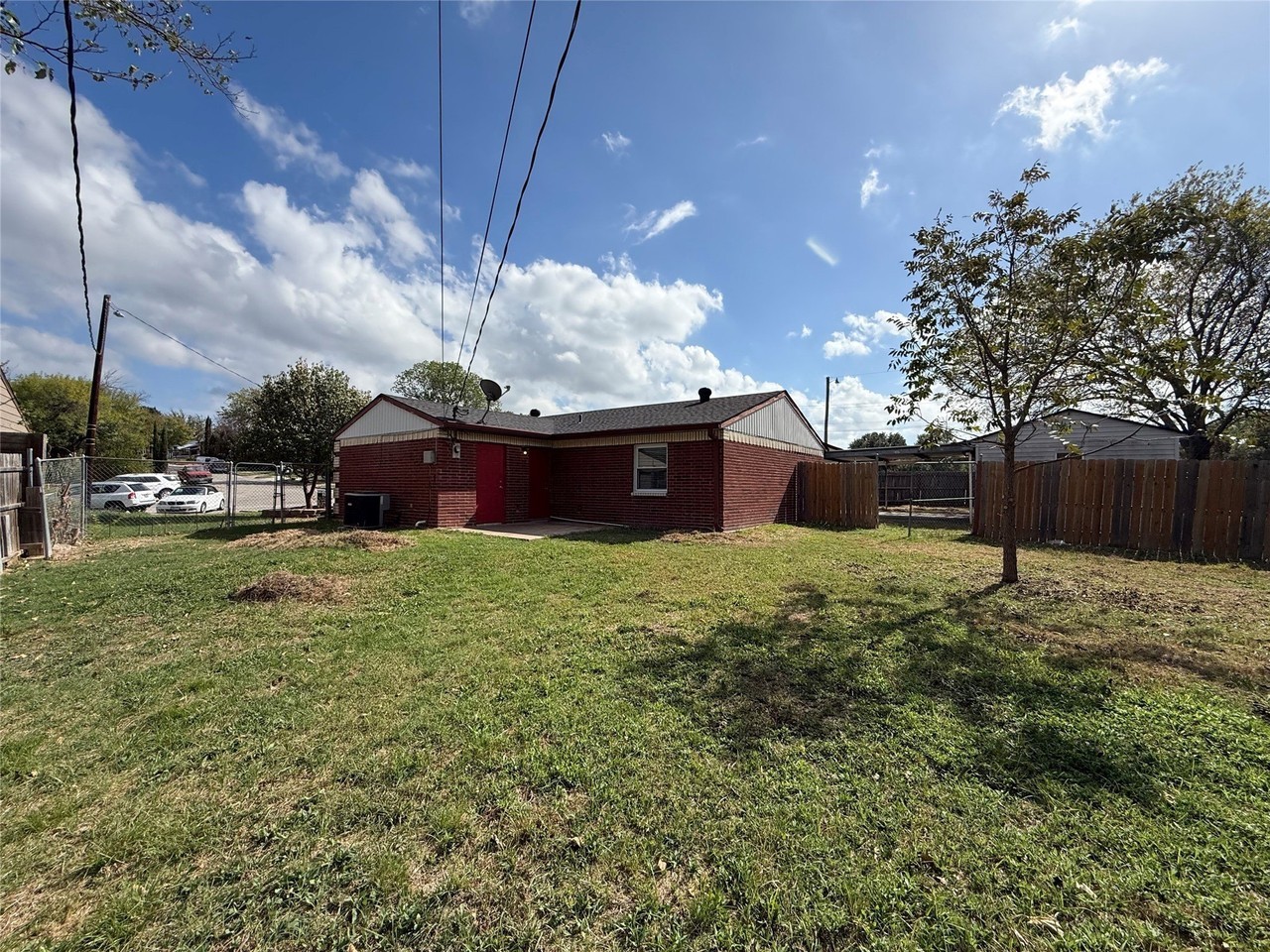 1921 Danbury Dr - Photo 4 of 15