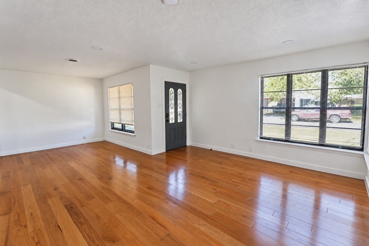 2402 Housley Dr - Photo 3 of 19