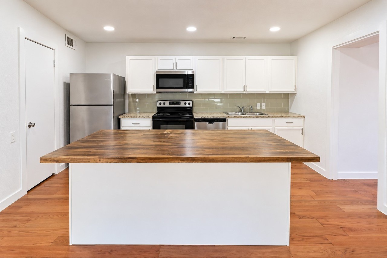 2402 Housley Dr - Photo 6 of 19