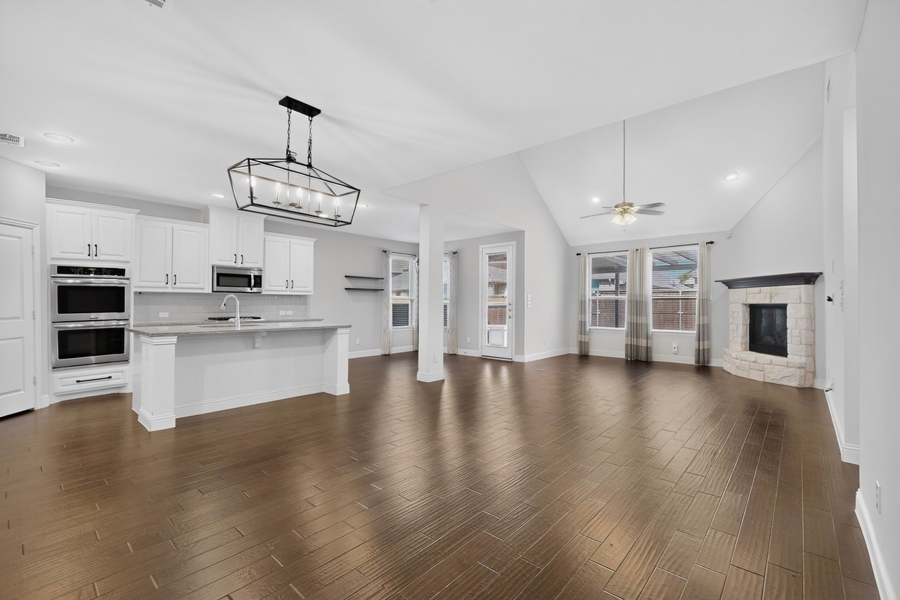 15713 Canyon Rdg - Photo 2 of 26
