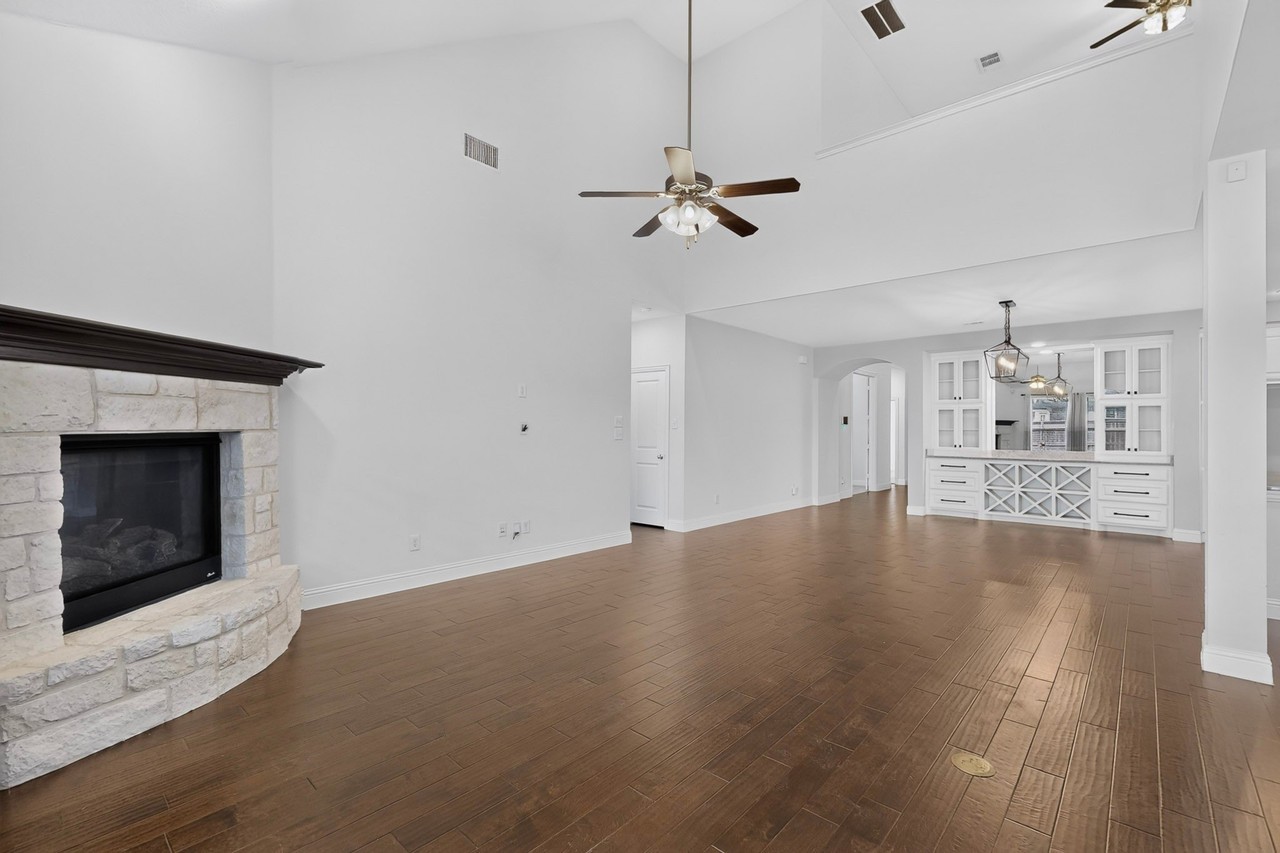 15713 Canyon Rdg - Photo 3 of 26