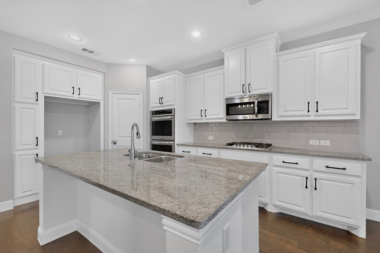 15713 Canyon Rdg - Photo 4 of 26
