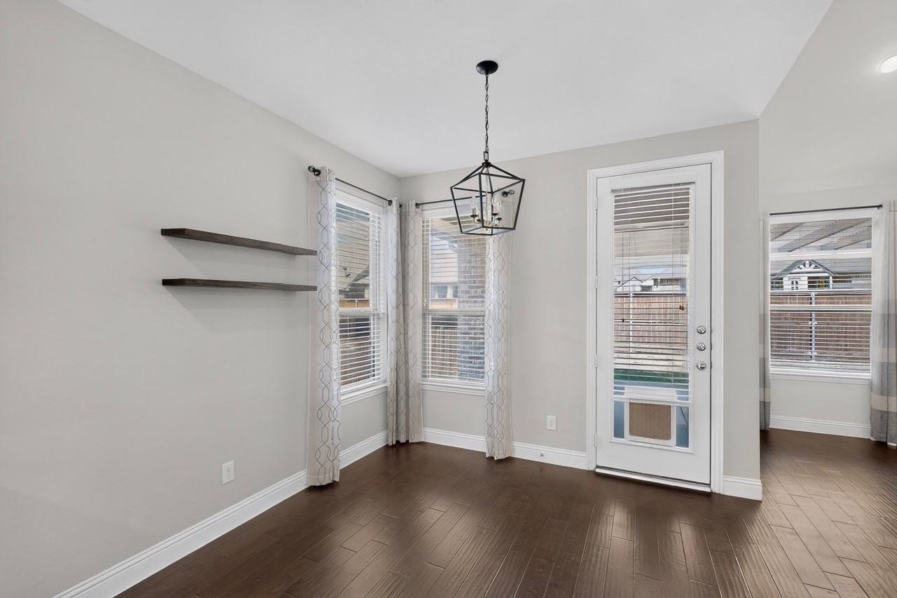 15713 Canyon Rdg - Photo 6 of 26
