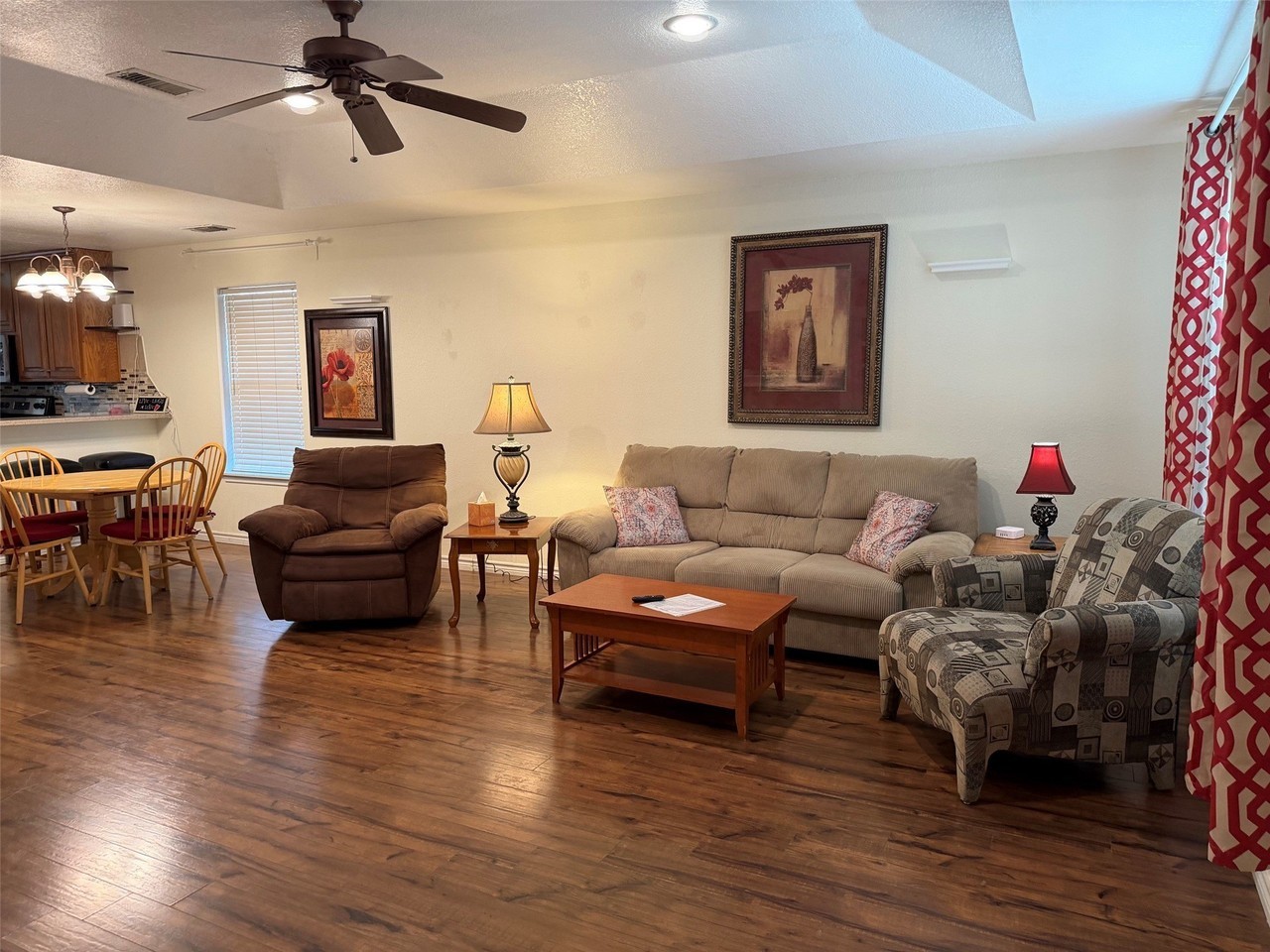 806 Eastover Dr - Photo 2 of 11