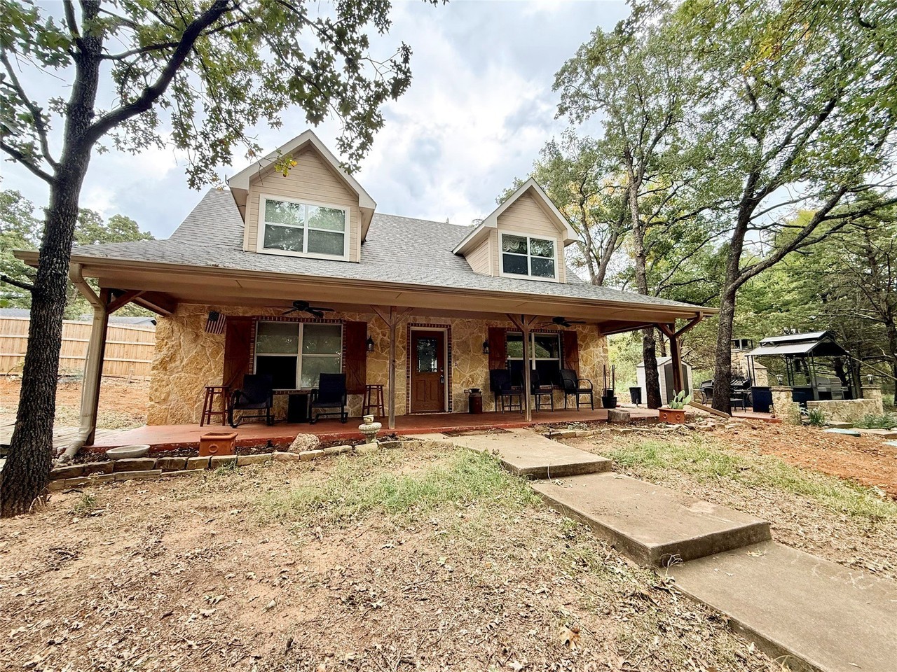 233 Castle Dr - Photo 3 of 21