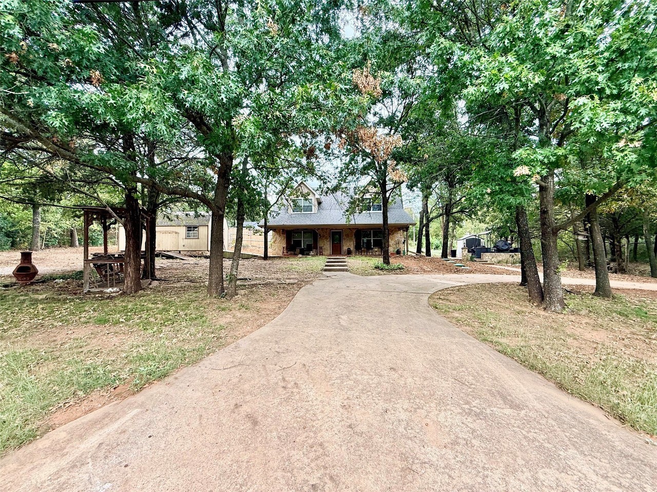 233 Castle Dr - Photo 4 of 21