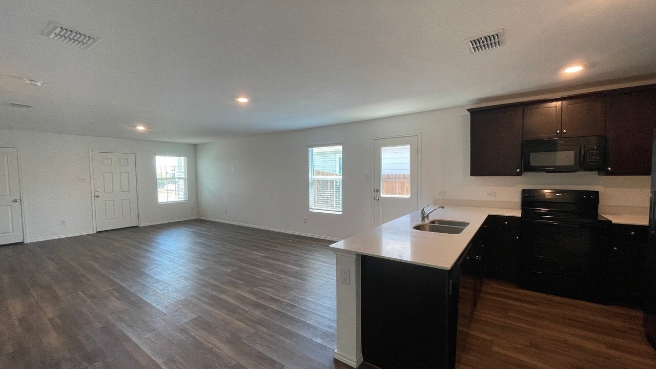 729 Dashwood Dr - Photo 3 of 16