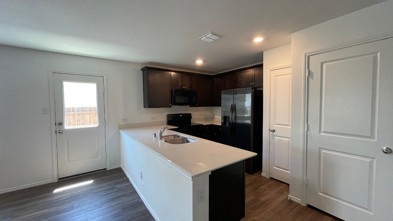 729 Dashwood Dr - Photo 4 of 16