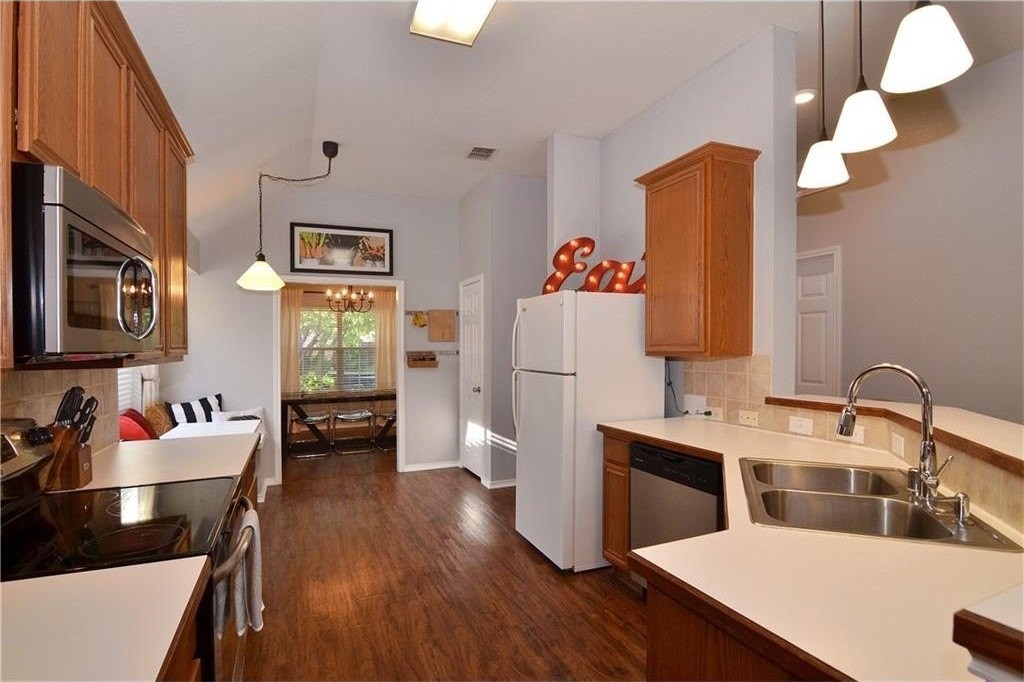 5901 Dark Forest Dr - Photo 6 of 17