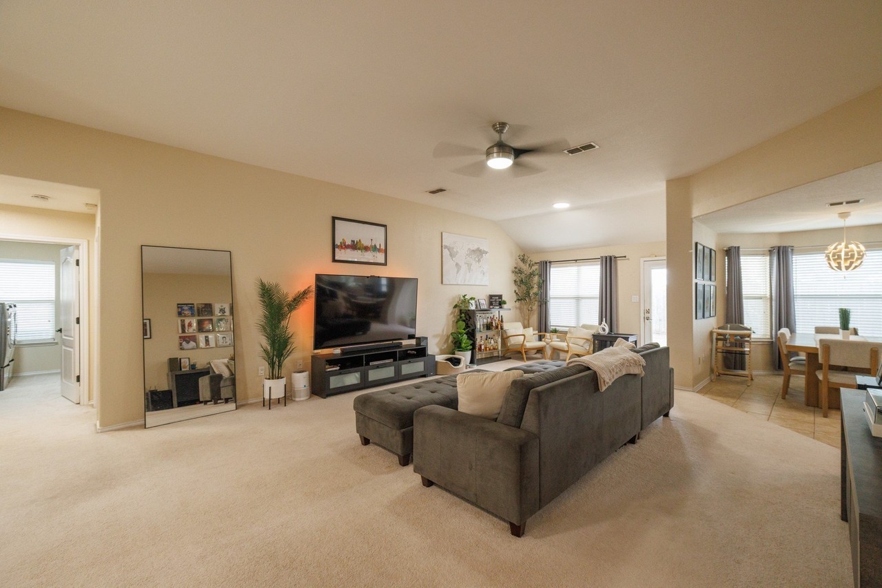 6657 Inverness St - Photo 3 of 40