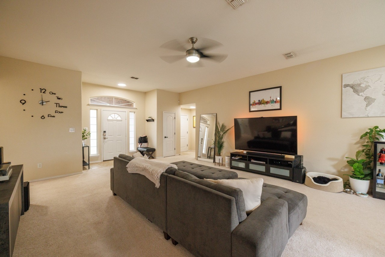 6657 Inverness St - Photo 4 of 40