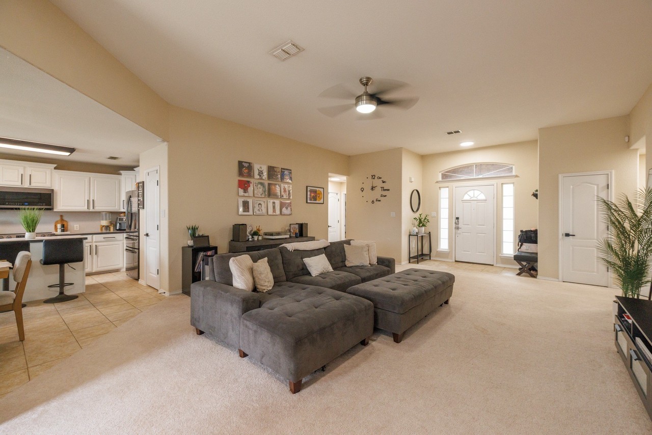 6657 Inverness St - Photo 5 of 40