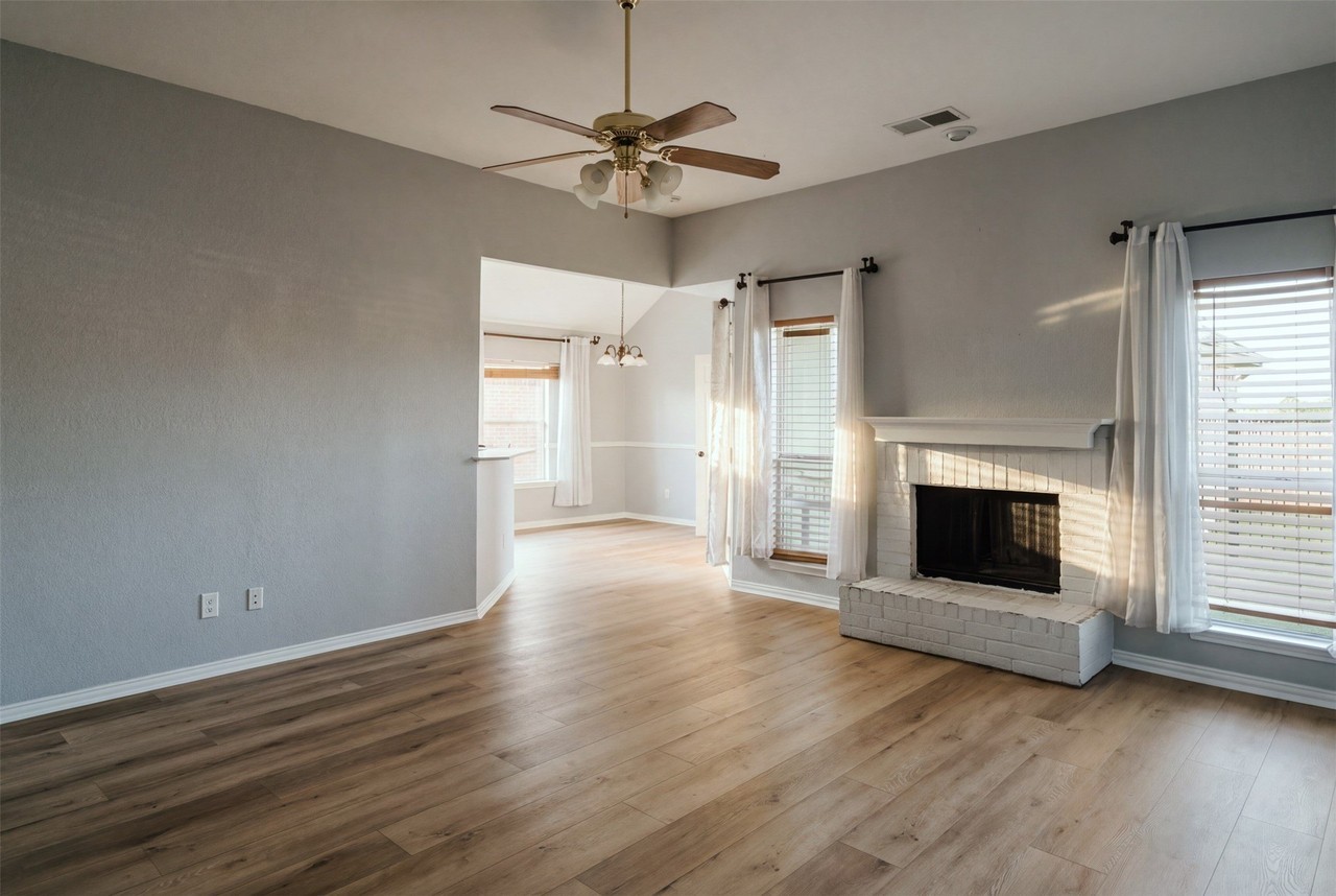 2710 Kingswood Dr - Photo 4 of 26