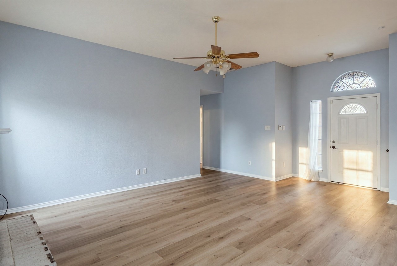 2710 Kingswood Dr - Photo 5 of 26