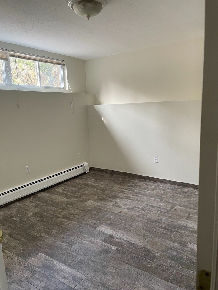 533 Annadale Rd - Photo 5 of 7