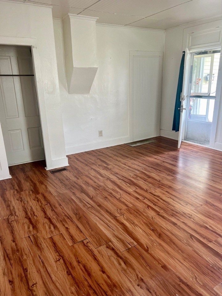 332 12th St - Photo 2 of 5