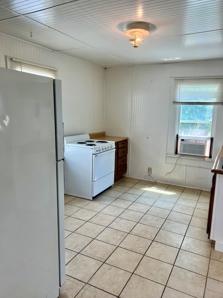 332 12th St - Photo 4 of 5