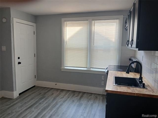 5217 Lakeview St - Photo 4 of 12