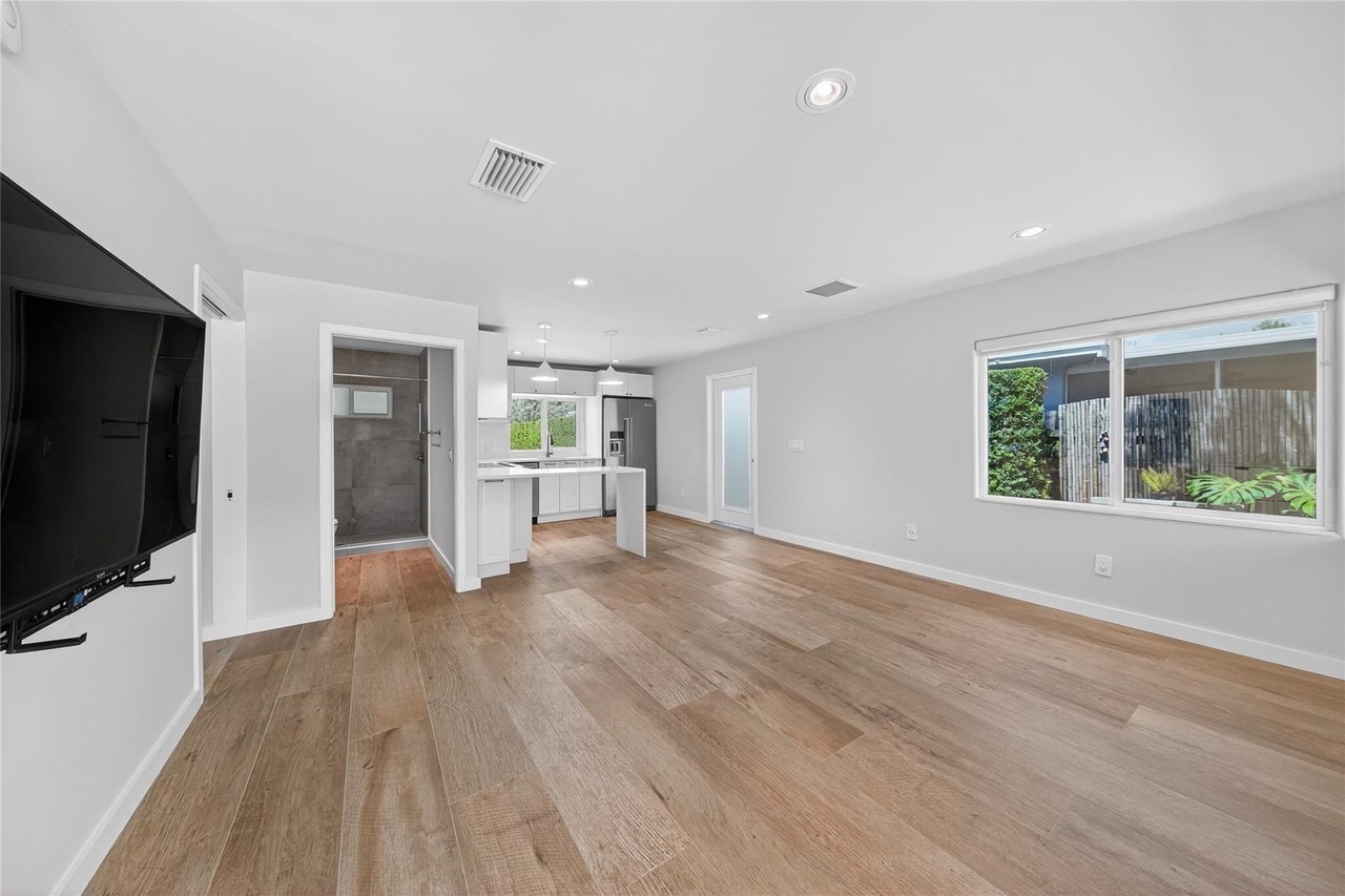 1028 Ne 35th St - Photo 5 of 39