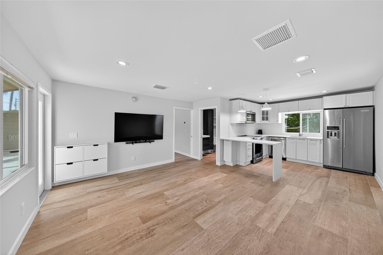 1028 Ne 35th St - Photo 6 of 39