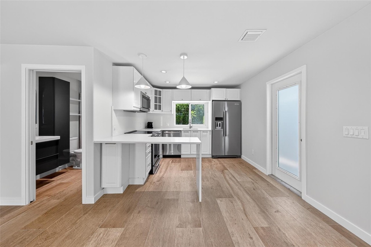 1028 Ne 35th St - Photo 7 of 39