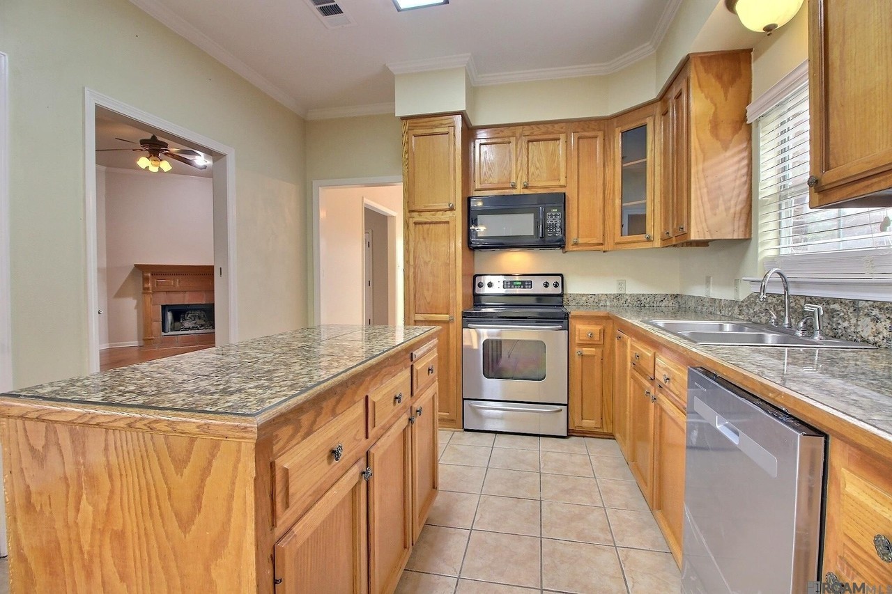 18615 Garden Oaks Dr - Photo 2 of 32