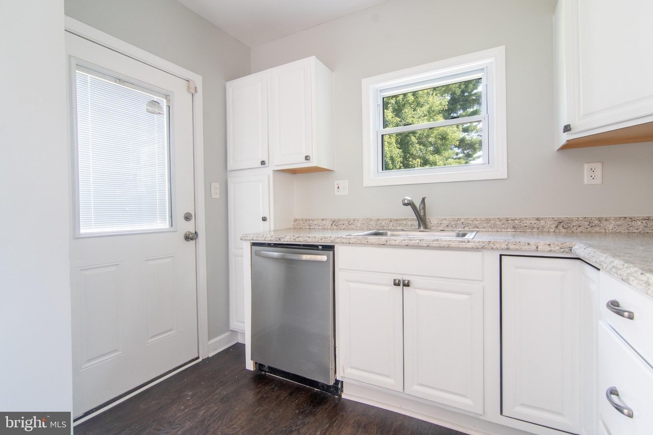 5206 Belleville Ave - Photo 6 of 24
