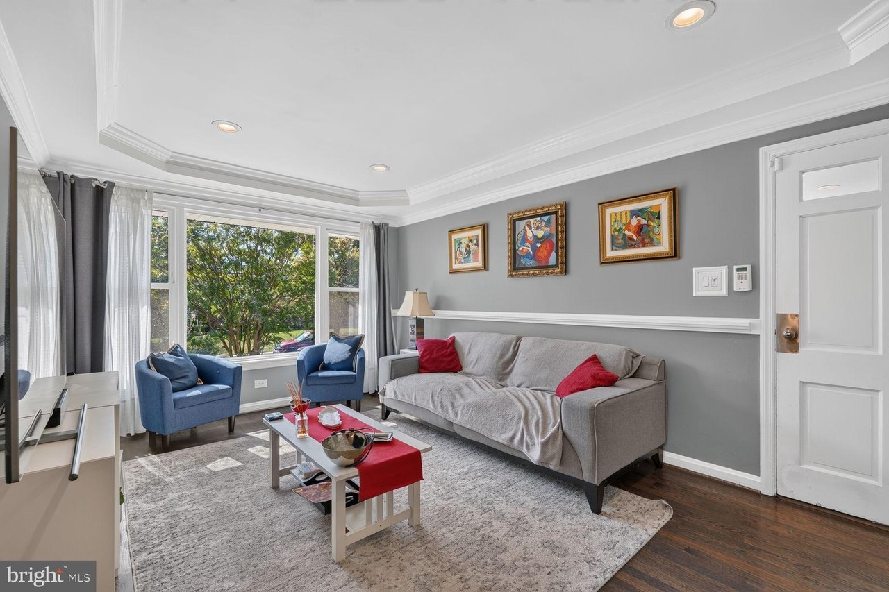 9321 Lynmont Dr - Photo 4 of 19