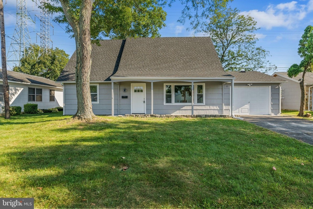 12 Holbrook Ln - Photo 2 of 31